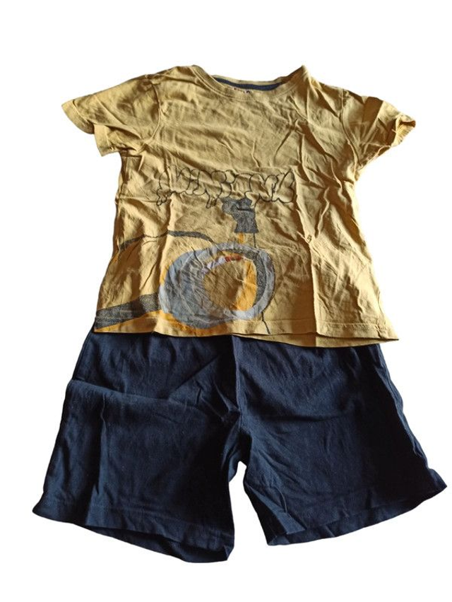 Pyjama short et tee-shirt 8 ans  LES MINIONS