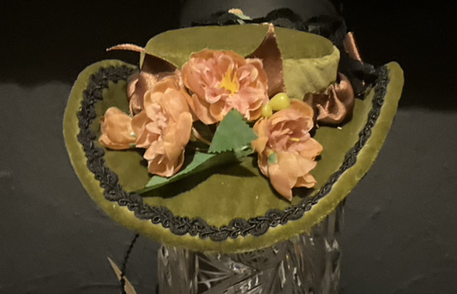 Victorian style per her ( olive velvet)