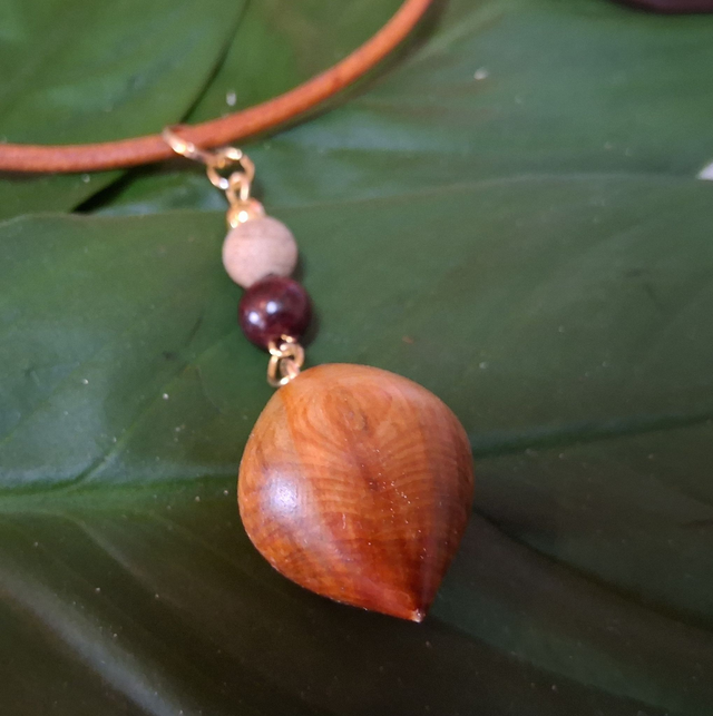 Pendentif en Bois de Génévrier et perles de bois