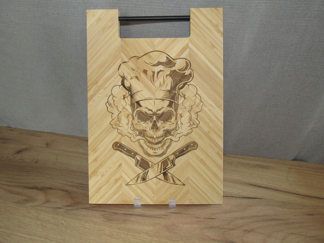 Planche a découper en bambou motif tête de mort