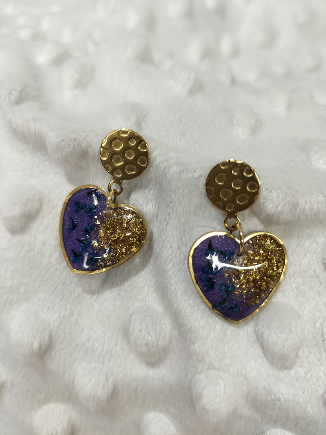 Boucles d&#039;oreilles cœurs violets et feuilles d&#039;or