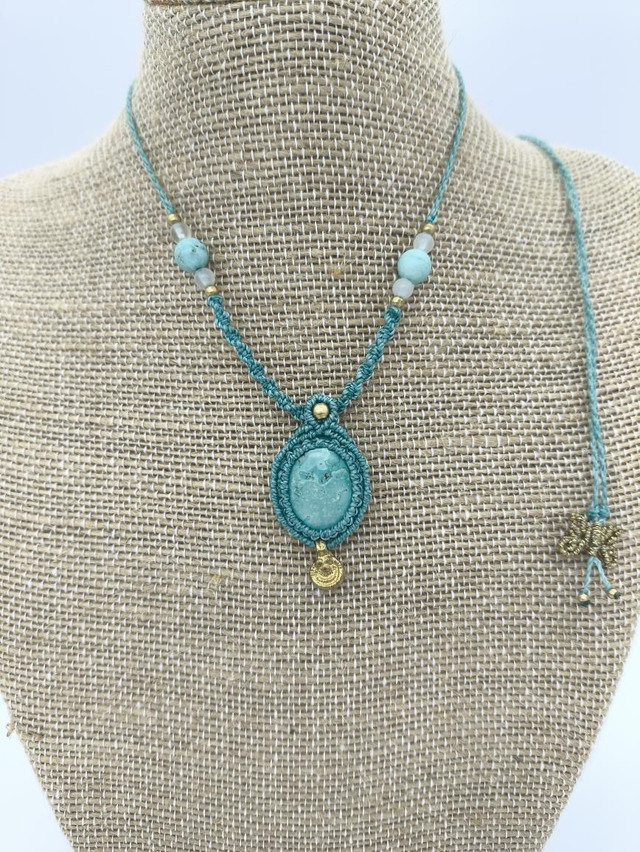 Collier léger en micro macramé turquoise du tibet