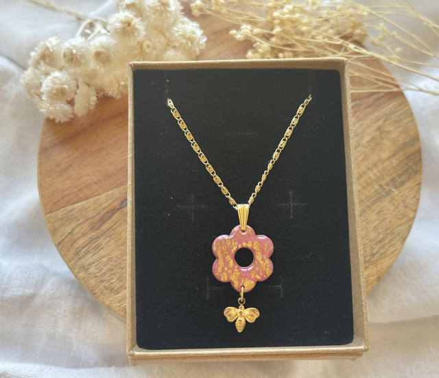 Collier fleur/abeille rose