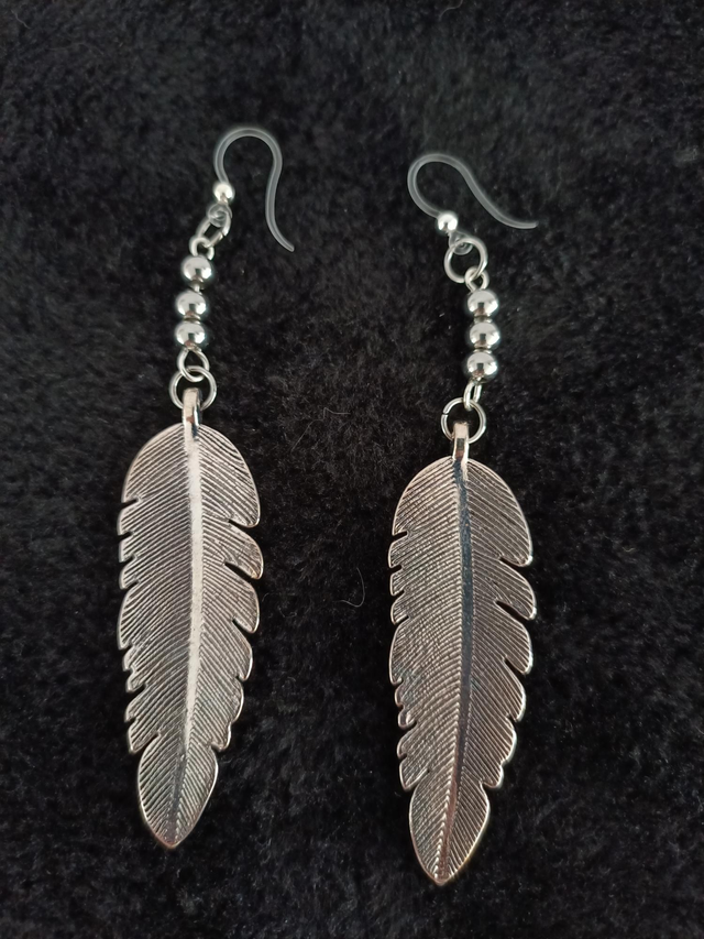 Boucles d&#039;oreilles plumes et perles argentées 