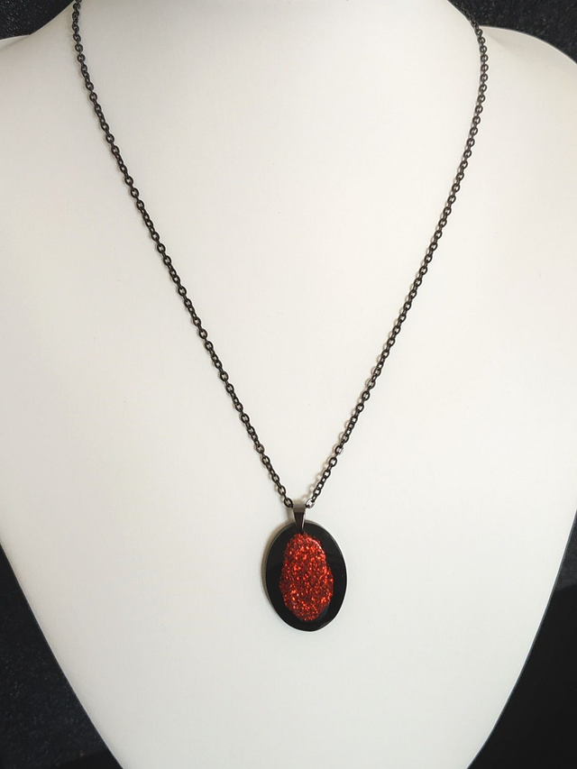 Collier noir ovale rouge pailleté