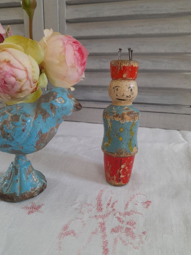 tricotin en bois peint ancien