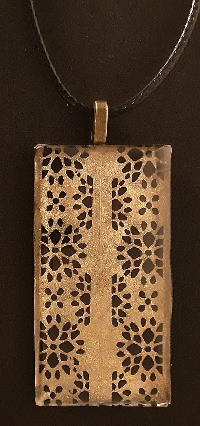 Pendentif rectangle moyen collection Elégance doré et motif fleuri noir