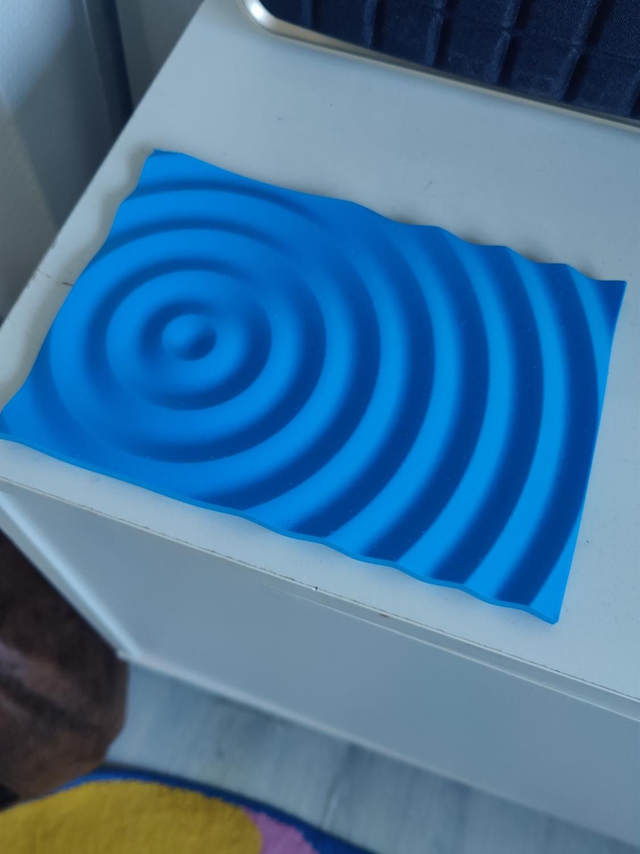 Plateau Wave – Design ondulé pour objets du quotidien