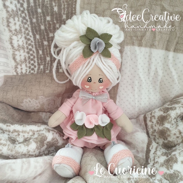 Bambola piccola con fiori