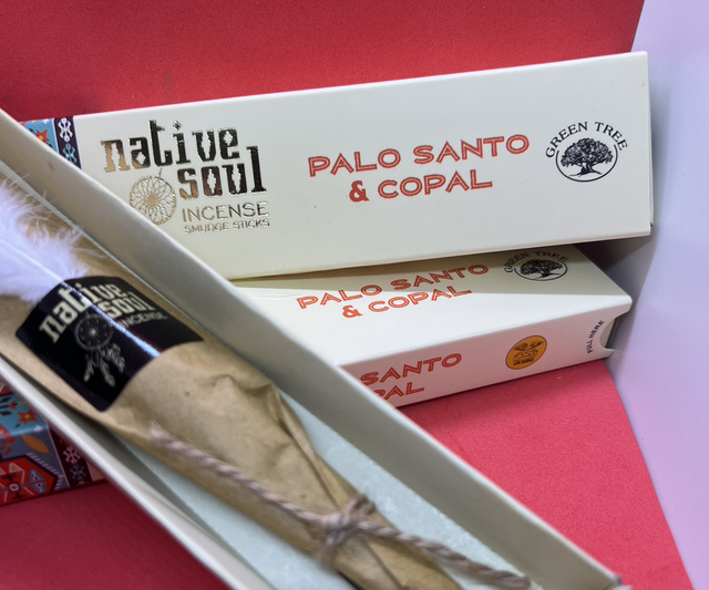 Une boîte d’encens Palo Santo & Copal