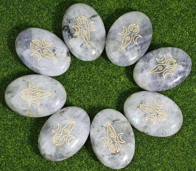 Pierre de lune naturelle - forme de déesse sculptée - galet 5cm