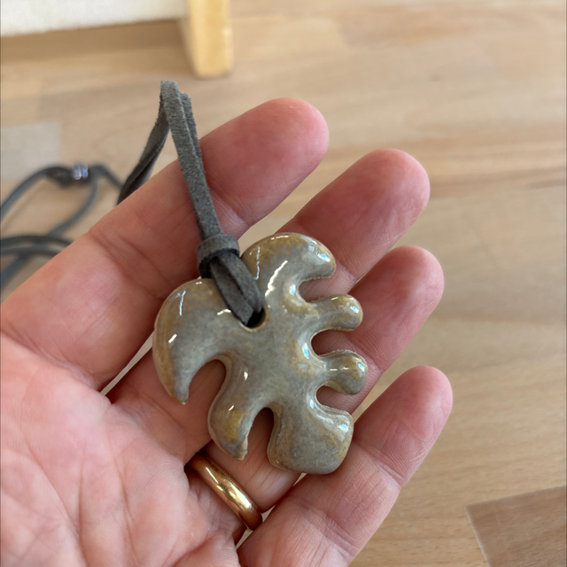 Collana ciondolo foglia monstera