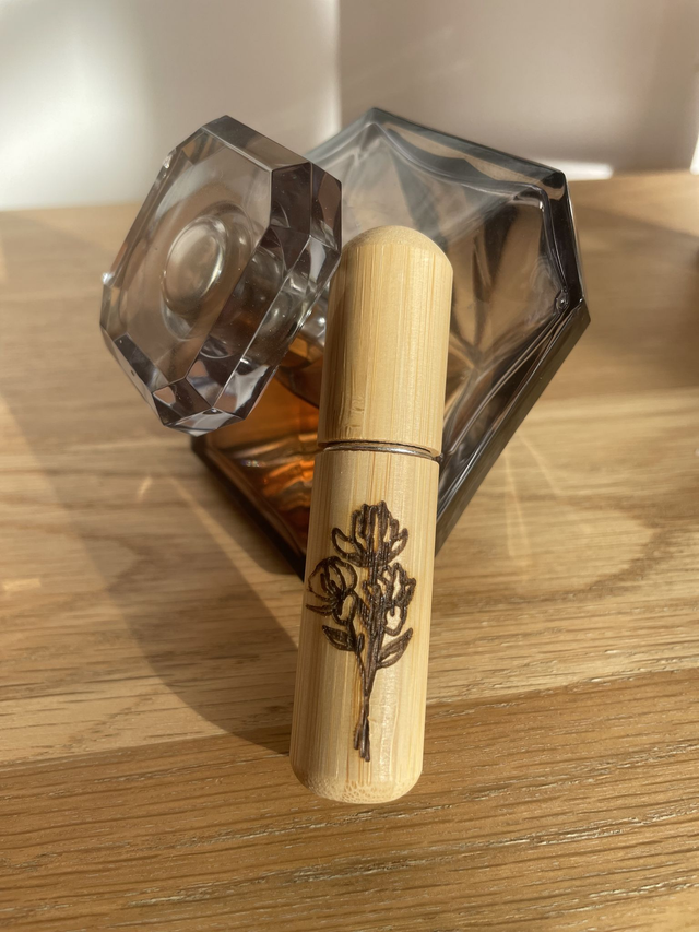 Vaporisateur de sac délicatement gravé de fleurs de pivoines