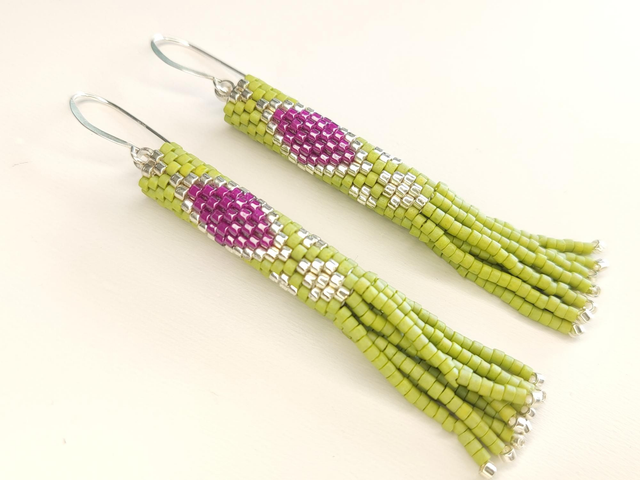 Pendientes flecos verde lima rombo violeta
