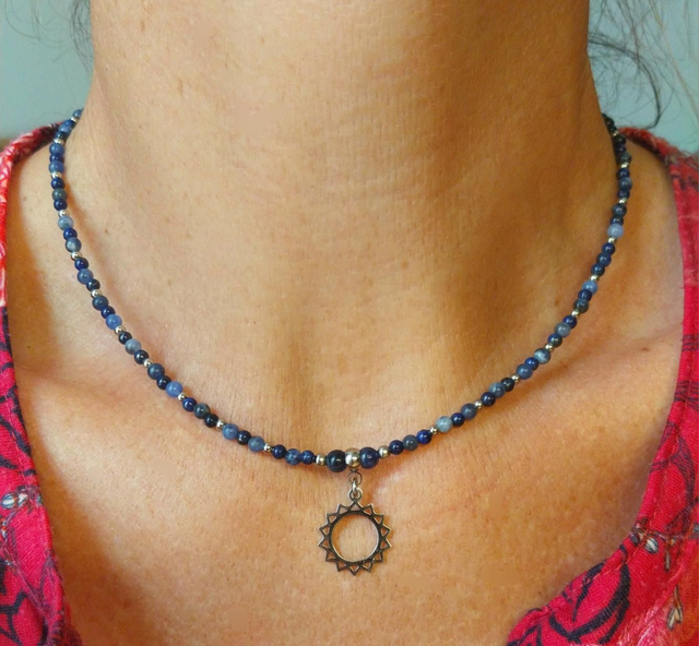Collier &quot;soleil&quot; en pierres de Lapis-Lazuli et de Sodalite