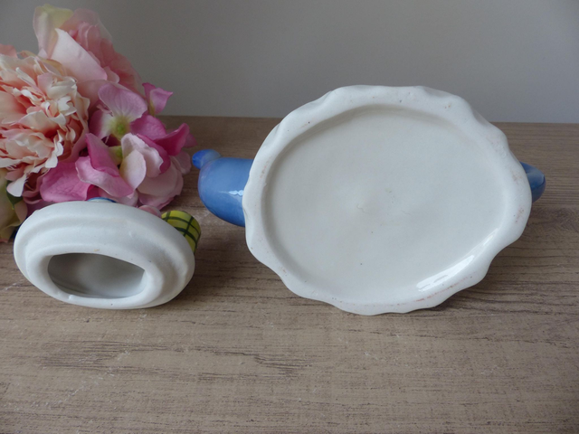 Petite théière décorative en forme de table avec nappe peinte à la main, vintage teapot dressing table, théière décoration cuisine, goûter