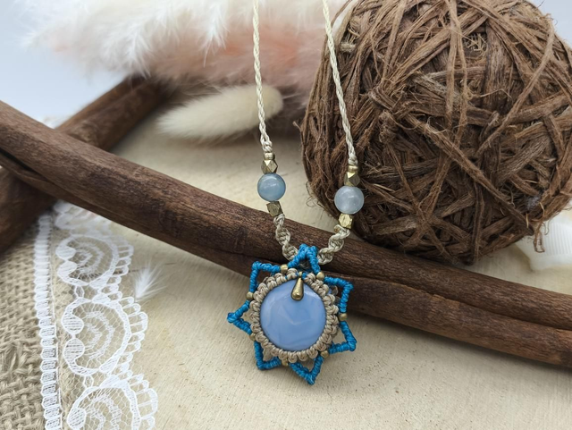 Pendentif opale bleue avec perles calcédoine et breloque laiton