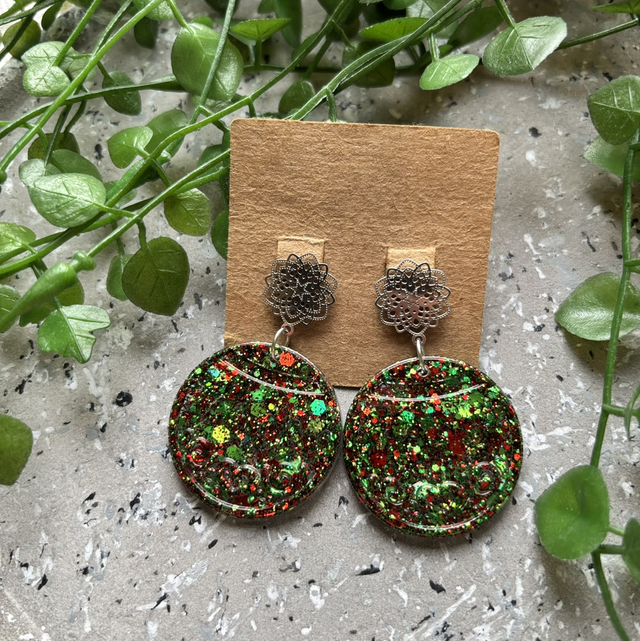 Boucles d’oreilles boules de Noël vertes rouges et argentées à paillettes 