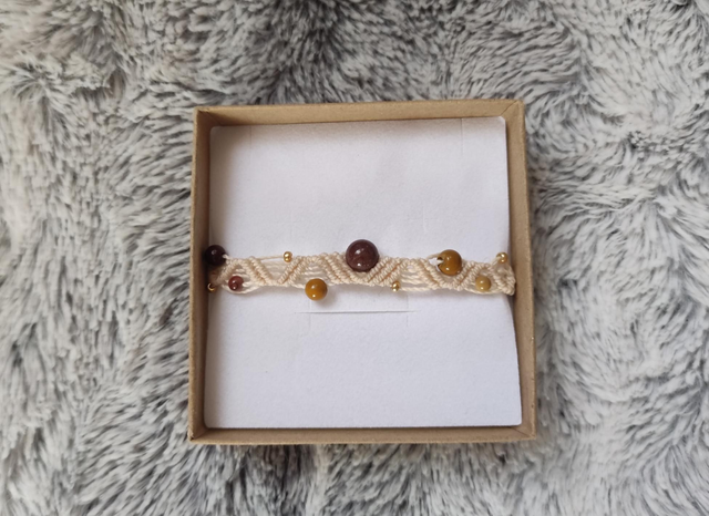 Bracelet écru avec jaspe mokaite