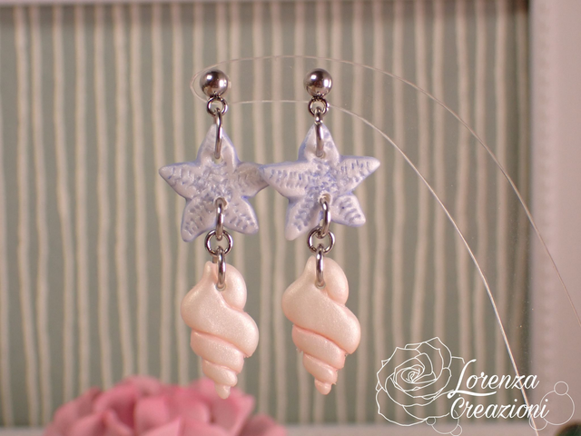 Orecchini a tema marino con conchiglie e stelle marine, azzurro e bianco perla rosato