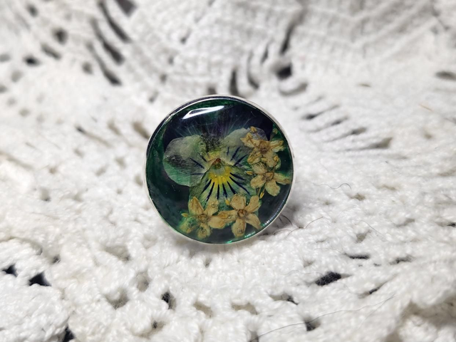 Bague fleur pensée fond vert