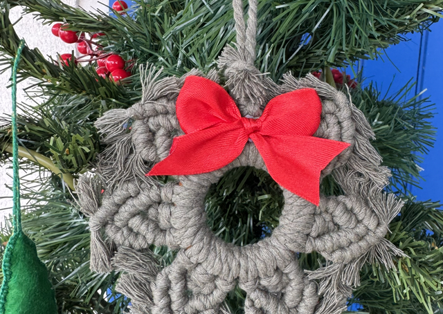 Étoile vert macramé nœud rouge 