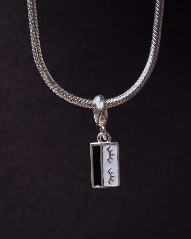 Berloque prata caixinha de cilios postiços