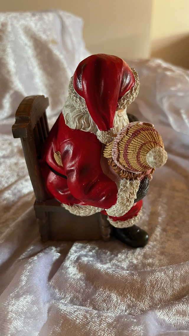 Weihnachtsmann auf Sessel – liebevoll gestaltete Weihnachtsfigur aus Poly
