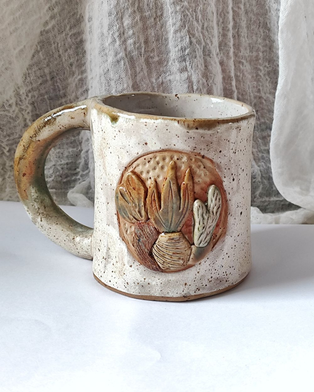 Prosty kubek z roślinami w doniczkach