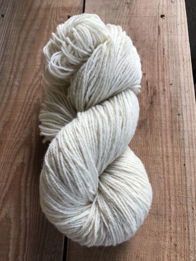 Echeveau de laine 3 brins 100g, aiguilles 4/5, +- 250m