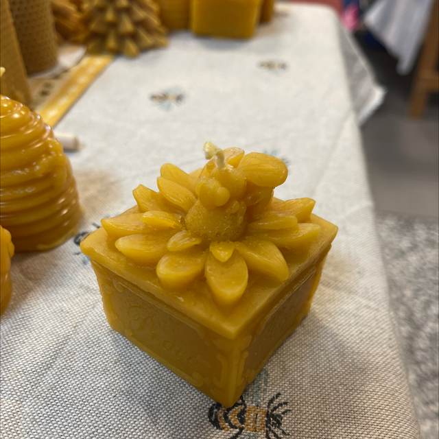 Bee box candle 