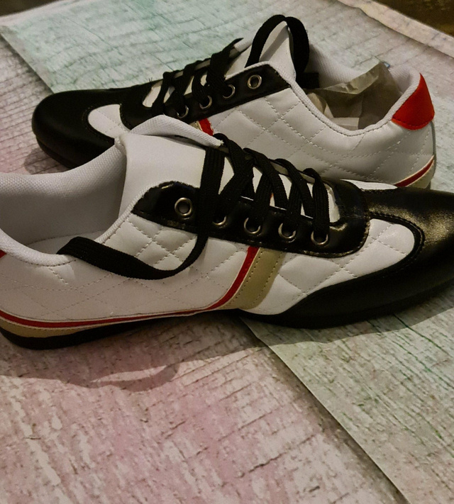 Sportieve Heren Sneakers – Wit / Zwart / Rood met Gouden Details