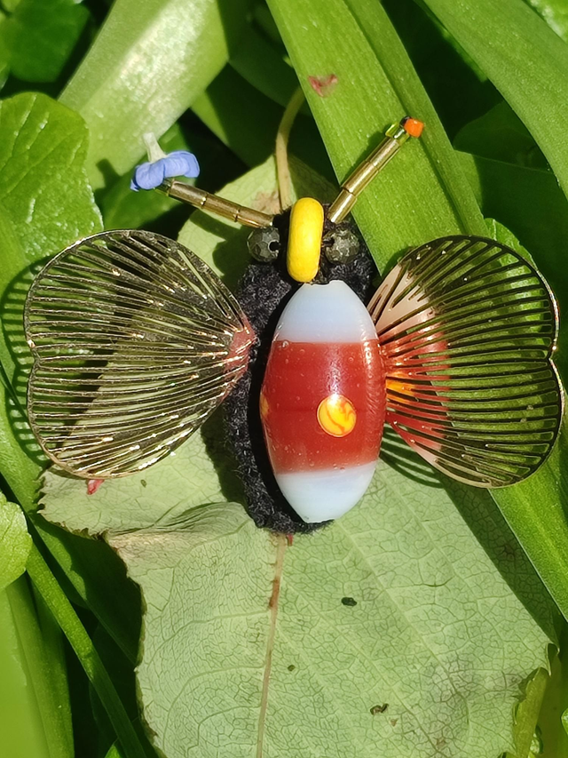 Broche tissée main perles de verre, pièce unique 