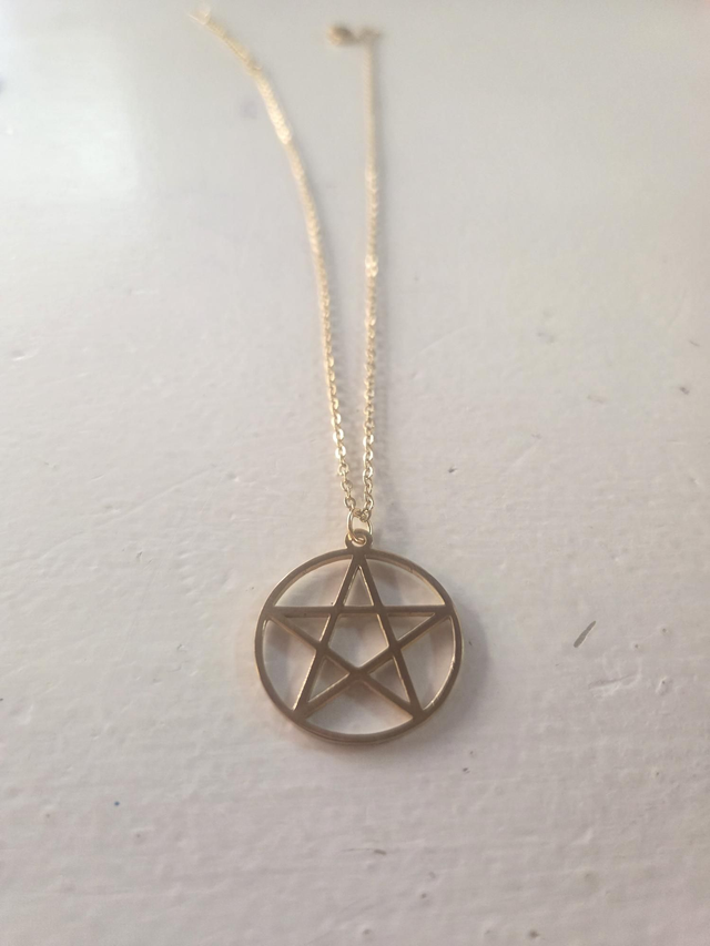 Collar dorado pentágono 