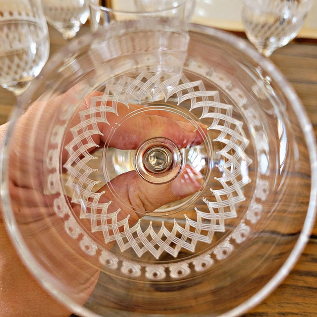Verres à vin blanc en cristal guilloché, jambe travaillée
