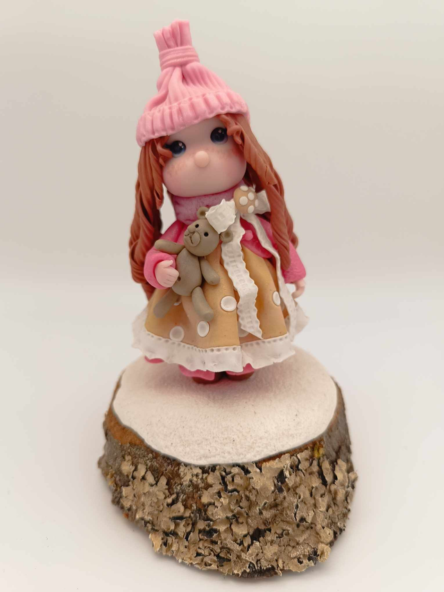 Petite écolière en porcelaine froide