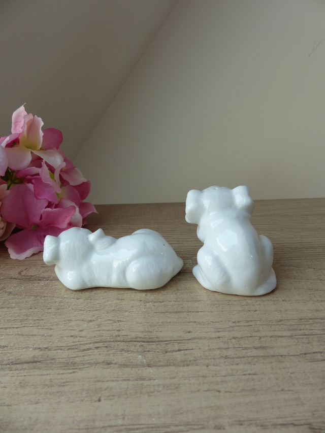 Vintage Salière et Poivrière, couple de chiens en céramique blanche, décor cuisine années 1970 - 80