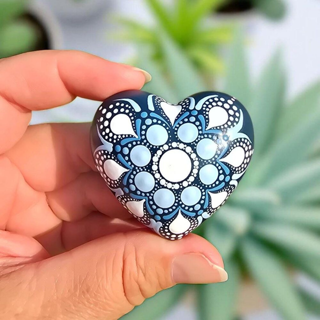 Petite pierre cœur mandala bleu &amp; blanc – Peinte à la main