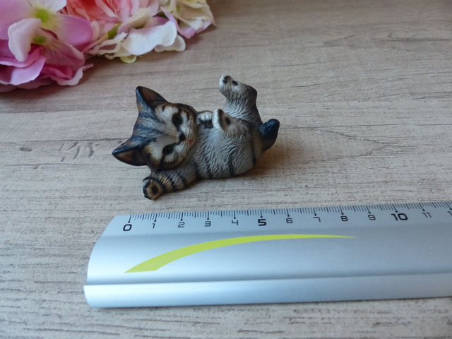 Figurine Chaton en Céramique Royal Handbemalt - Chat Bébé Rayé Marron Gris Noir - Présent Unique, Oeuvre Peinte à la Main, Cadeau Collection