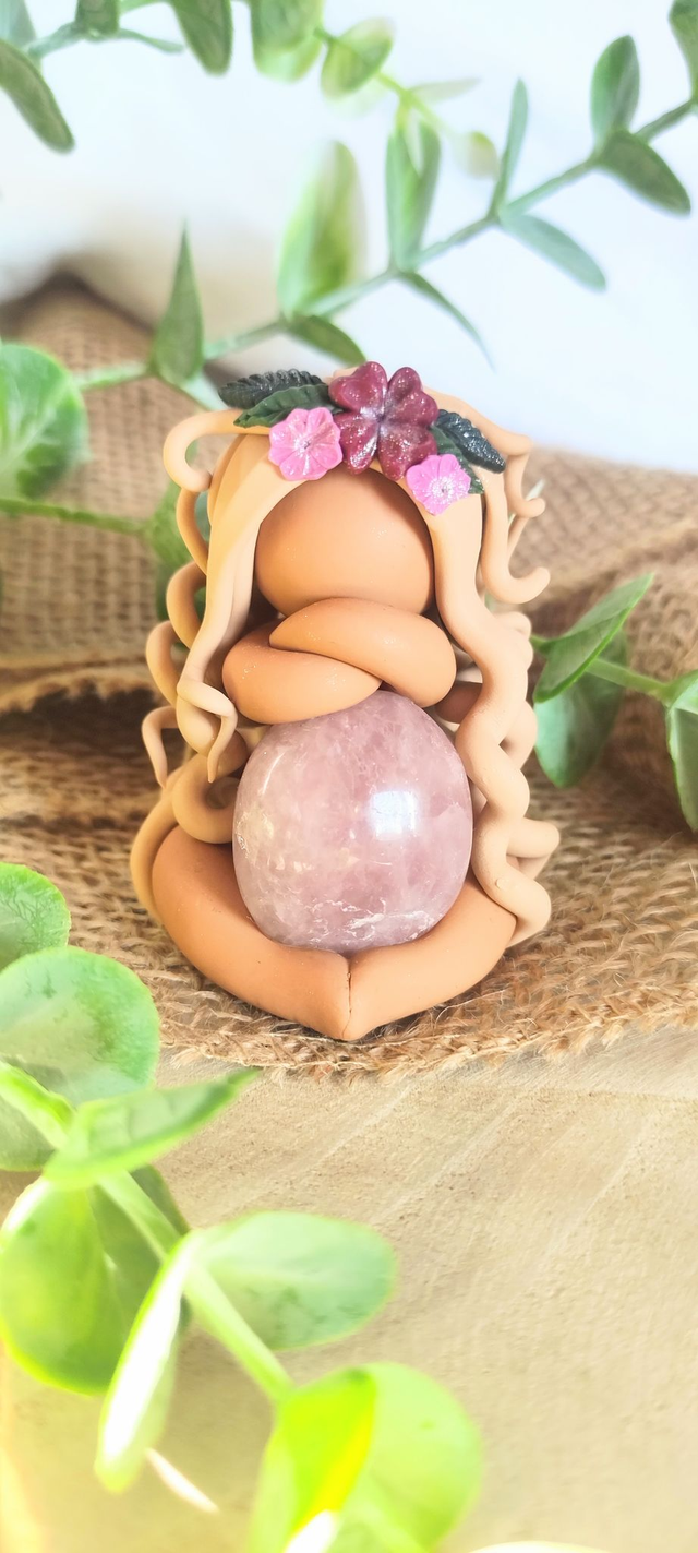 🌸 Gardienne du Cœur Lumineux – Quartz Rose &amp; Couronne de Fleurs Roses 🌿