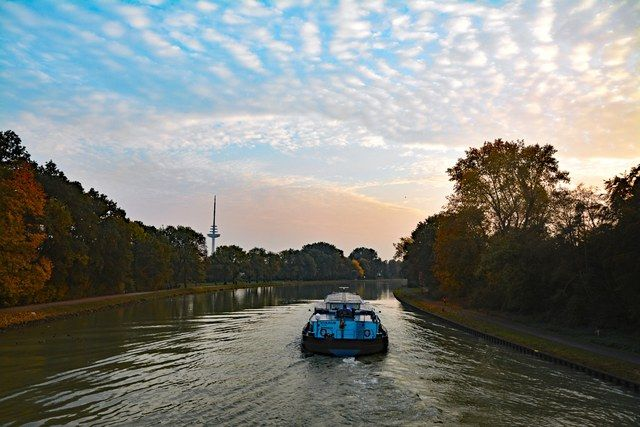 Schiff auf dem Kanal