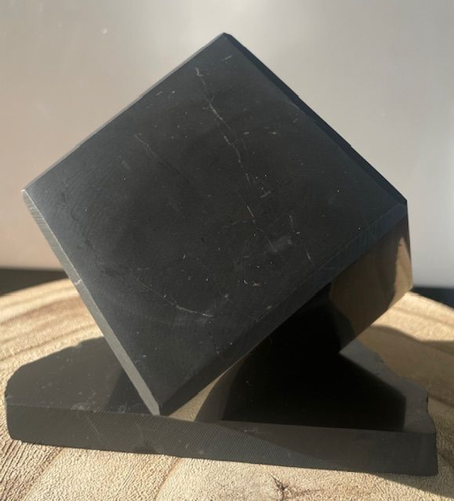 Cube 70 mm sur socle de SHUNGITE 1000 Gr de qualité AA