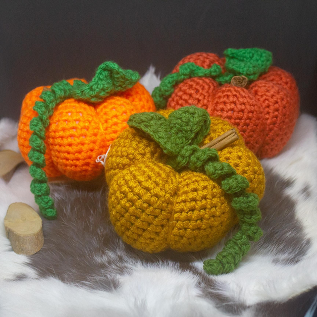1003. Gehaakte pompoen met geurend kaneelstokje