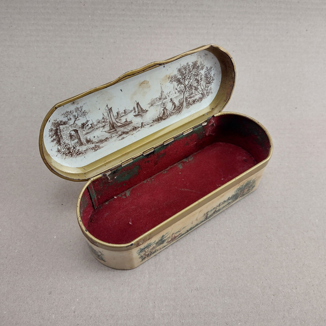 Douwe Egberts | Metalen gedecoreerde lepeltjes opbergdoos gestoffeerd met scharnierdeksel (breedte 17 x hoogte 5 x diepte 7 cm) | Antiek 