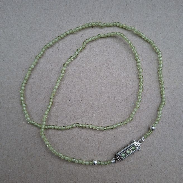 Peridoot collier met zilveren sluiting