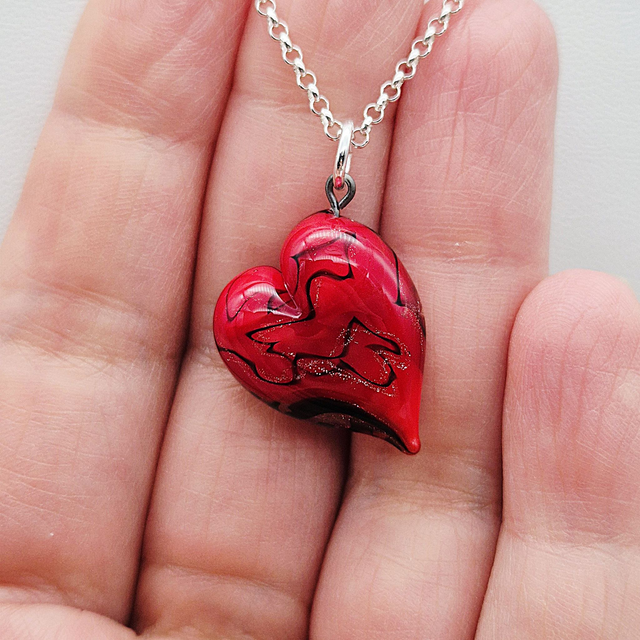 Pendentif Cœur rouge avec fil noir et aventurine dorée 4