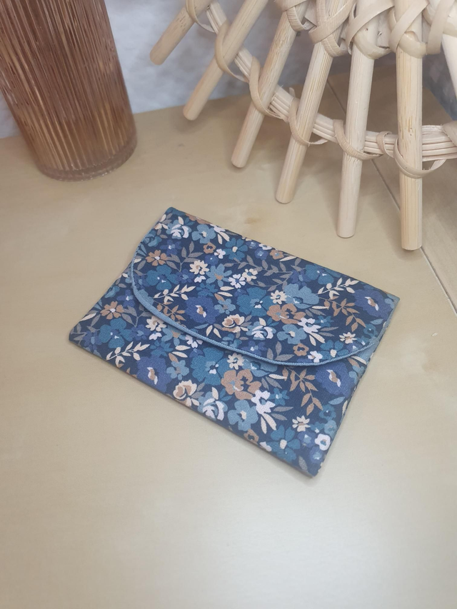 Porte carte fleurs bleues