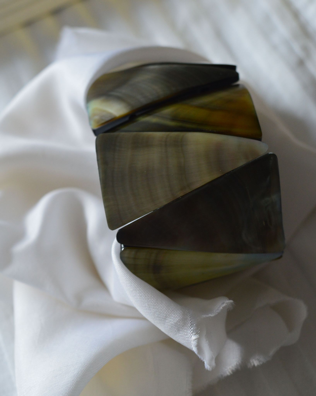 Bracelet en nacre forme triangulaire - élastiqué - diamètre 7 cm - épaisseur 5 cm