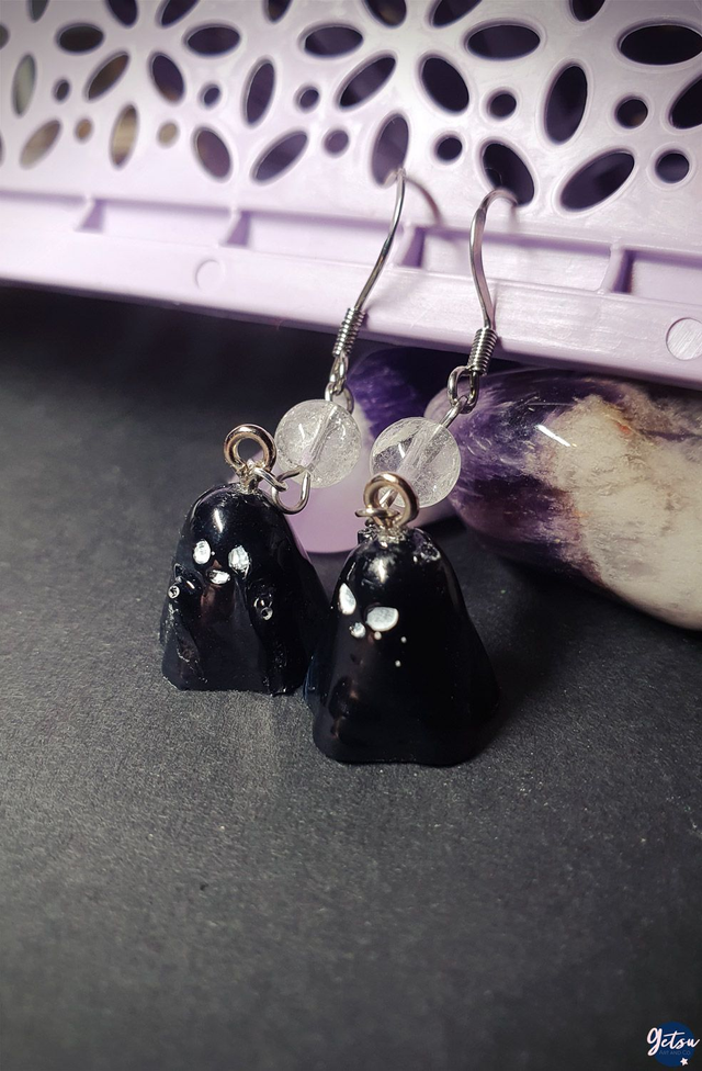 Boucles d&#039;oreilles fantômes en résine et cristal de roche