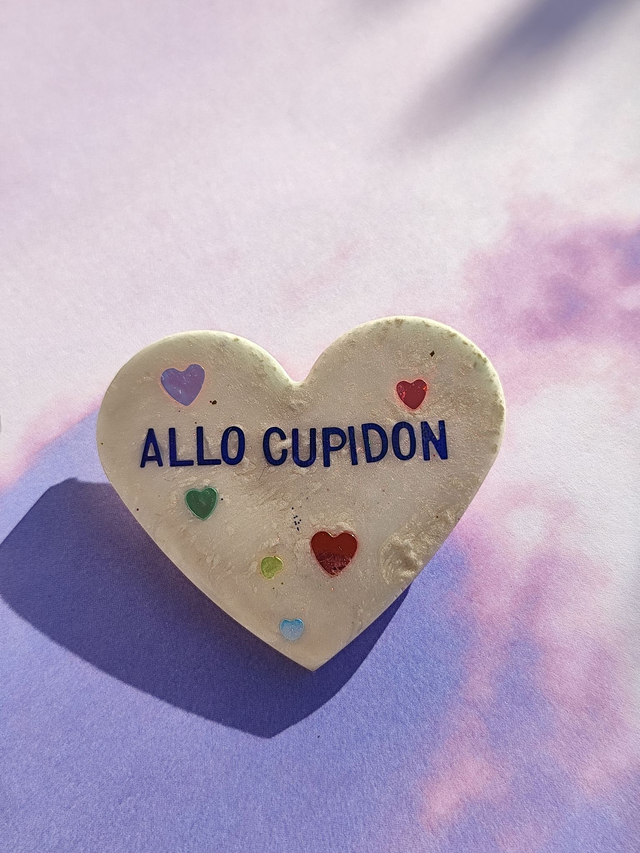 Broche cœur à paillettes XL - message : ALLO CUPIDON